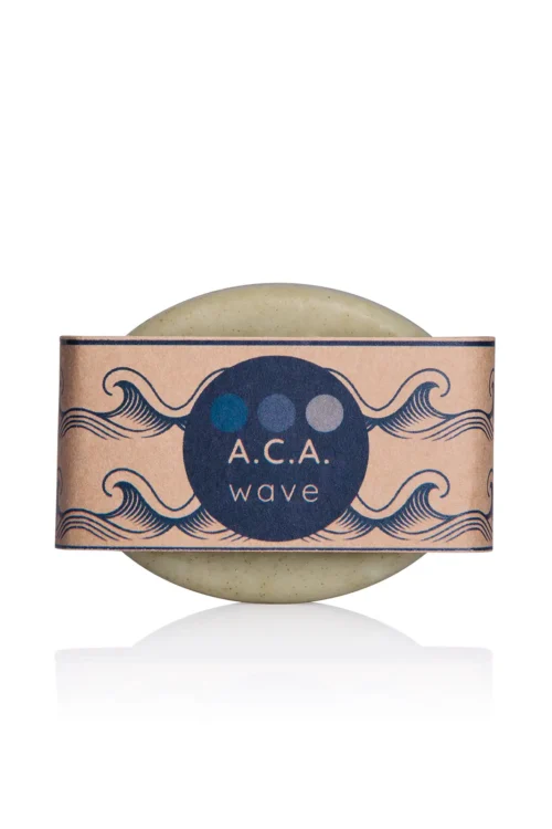 Produktfoto A.C.A. Wave einer grünen Haarseife Minze. Banderole in naturbraun mit blauen Wellen und Logo