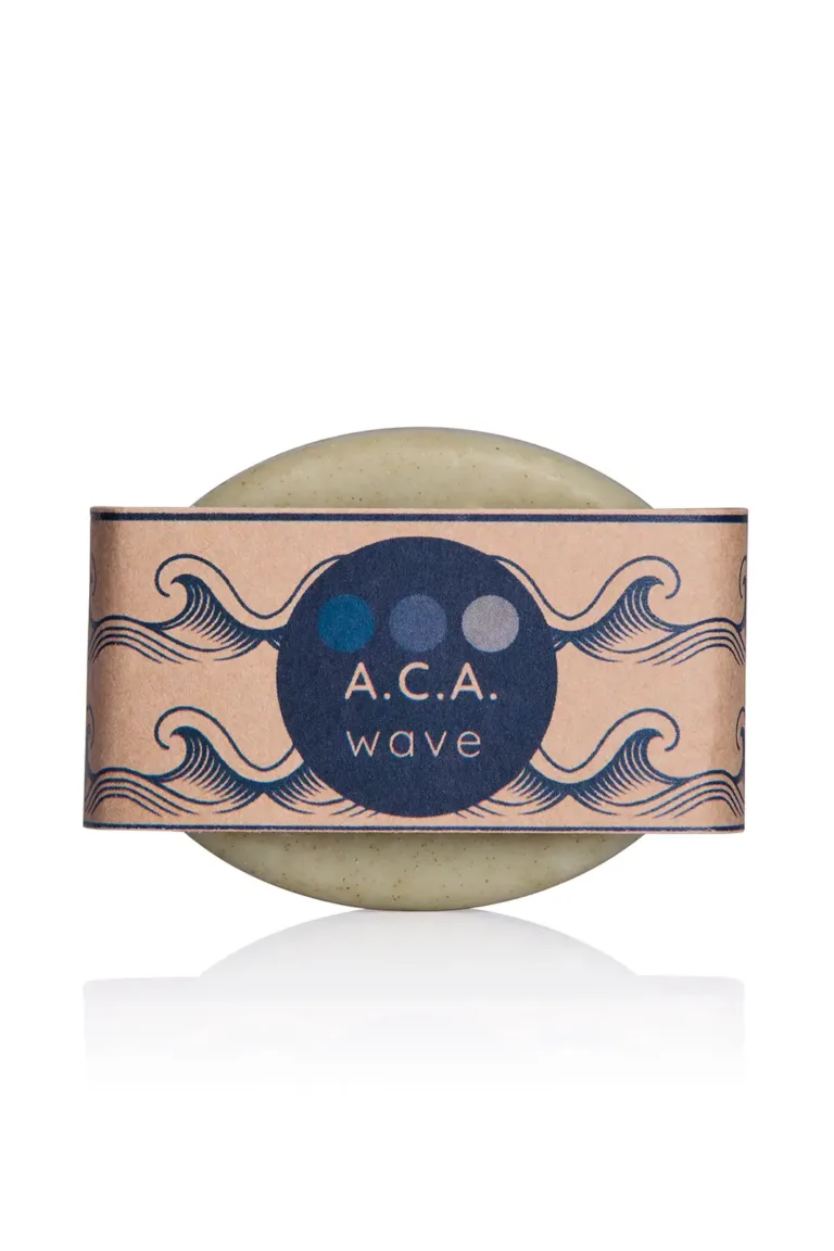 Produktfoto A.C.A. Wave einer grünen Haarseife Minze. Banderole in naturbraun mit blauen Wellen und Logo